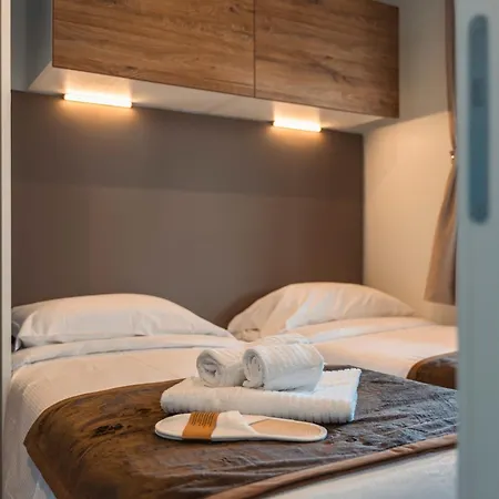 Domvs Glamp *